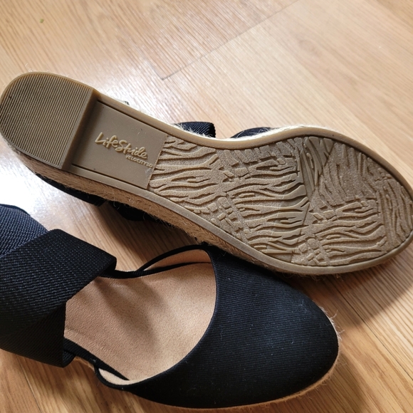 LifeStride Black Wedge Sandal Women's US - Picture 6 of 7